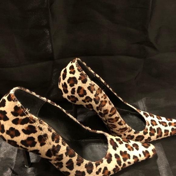 Steve Madden leather Leopard print w/ gold heels. - Picture 4 of 5